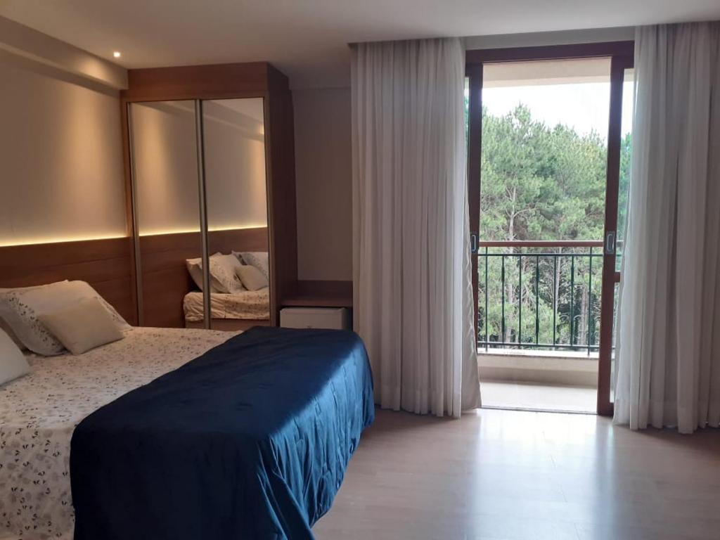 Cette chambre d'hôtel comprend un lit et un balcon. dans l'établissement Vista Azul, à Pedra Azul