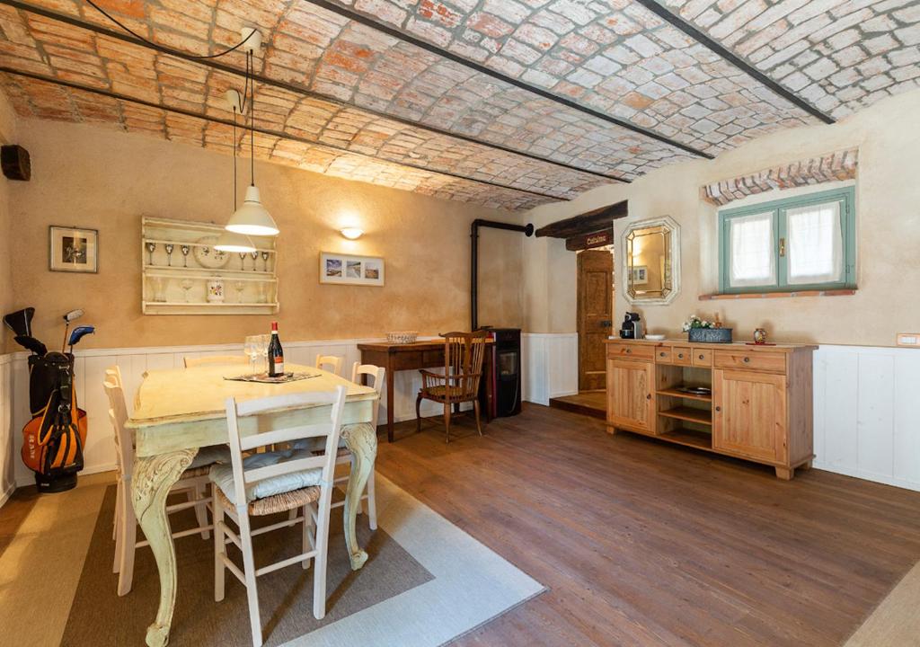 A kitchen or kitchenette at Cascina del Tempo Sospeso