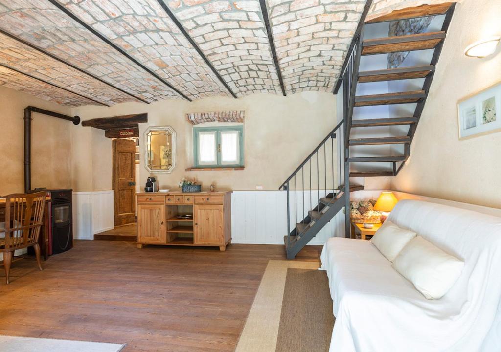 A seating area at Cascina del Tempo Sospeso