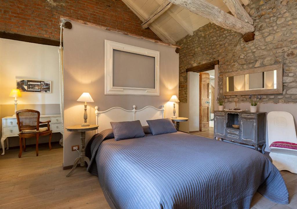 A bed or beds in a room at Cascina del Tempo Sospeso