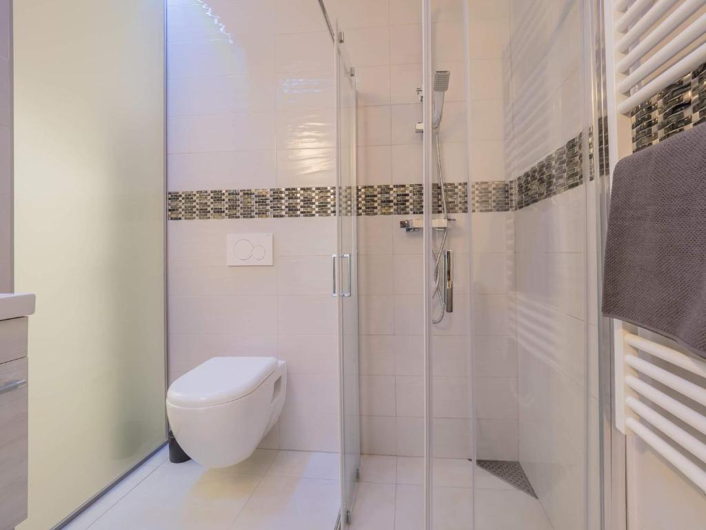Koupelna v ubytování EXECUTIVE SINGLE ROOM WITH EN-SUITE in GUEST HOUSE CITY CENTRE
