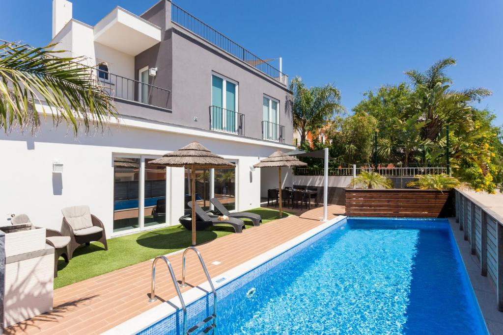 una villa con piscina e una casa di CoolHouses Algarve, Casa Marisa, V5 Burgau a Burgau