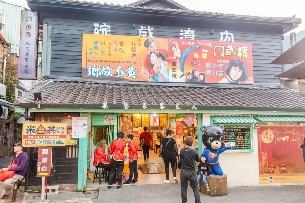 a group of people standing outside of a store at Wan-Yue B&amp;B in Hengshan