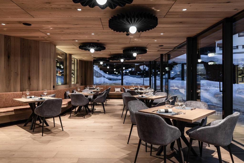 Reštaurácia alebo iné gastronomické zariadenie v ubytovaní Linder Cycling Hotel