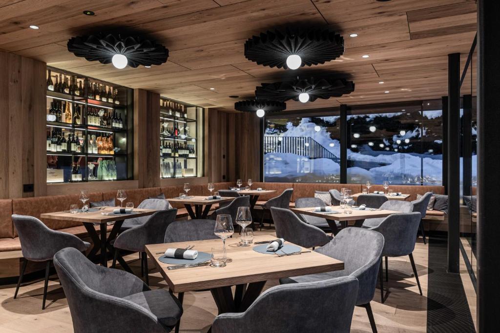 Reštaurácia alebo iné gastronomické zariadenie v ubytovaní Linder Cycling Hotel
