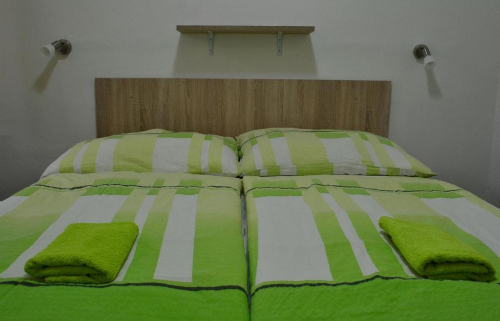 Postel nebo postele na pokoji v ubytování Hotel Děčín Na Skřivánce