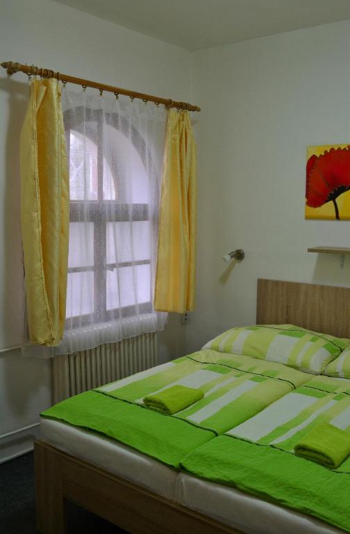 Postel nebo postele na pokoji v ubytování Hotel Děčín Na Skřivánce