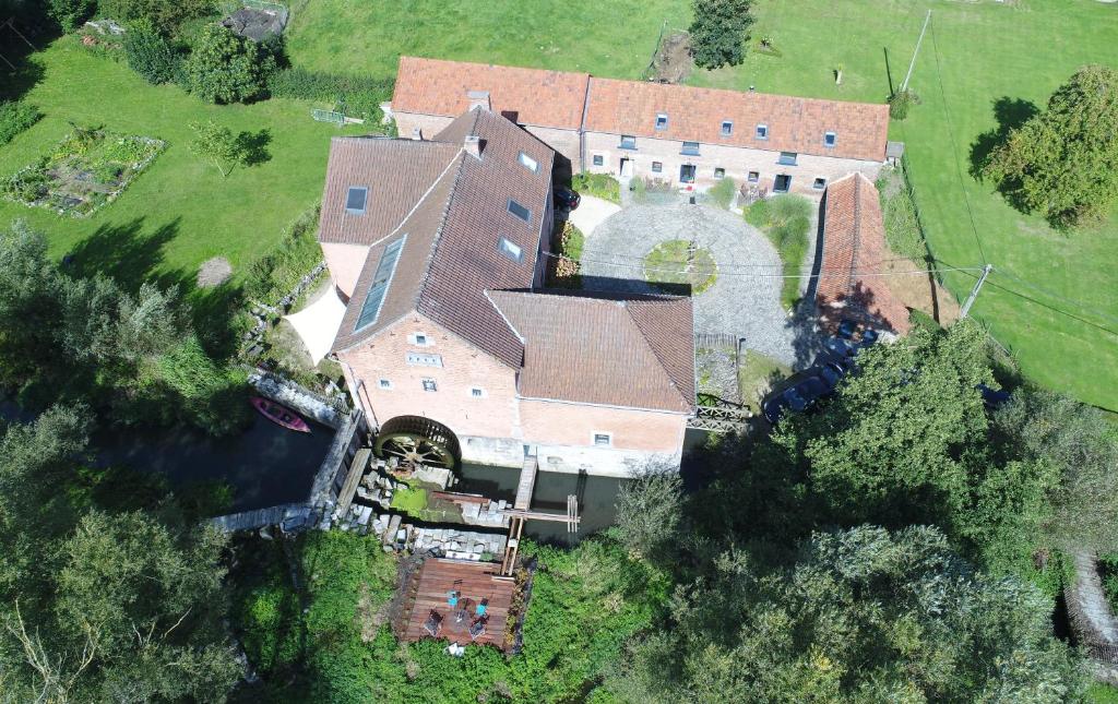 una vista aérea de una casa grande en un campo en Les gîtes du Moulin castral, en Geer