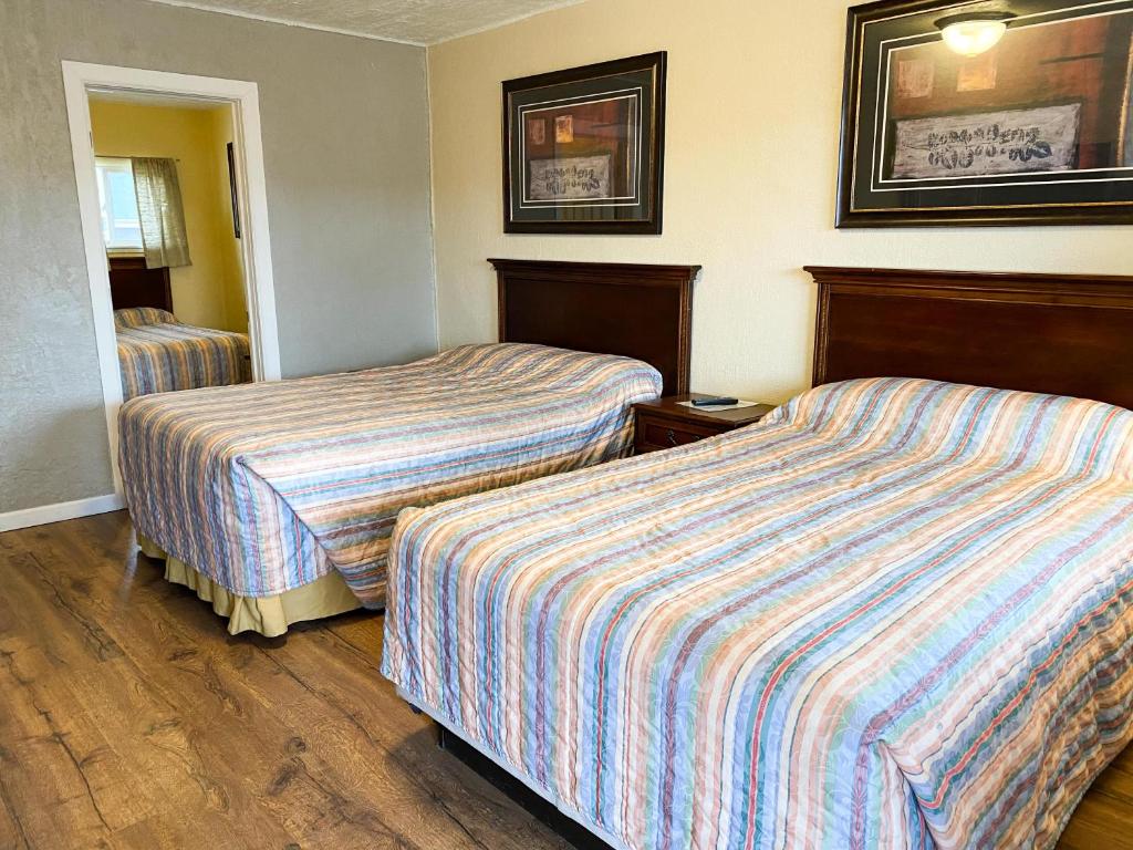 Postel nebo postele na pokoji v ubytování Guest Ranch Motel