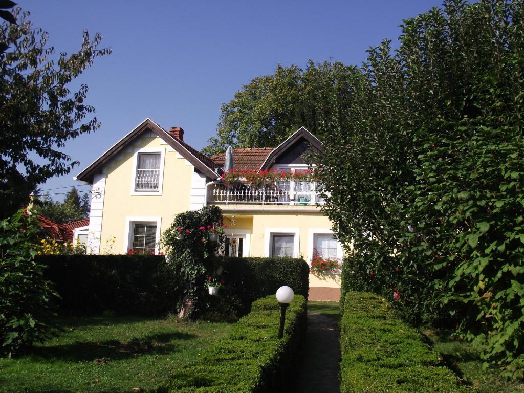 ein weißes Haus mit Balkon darüber in der Unterkunft Kasper Vendégház in Kőszeg