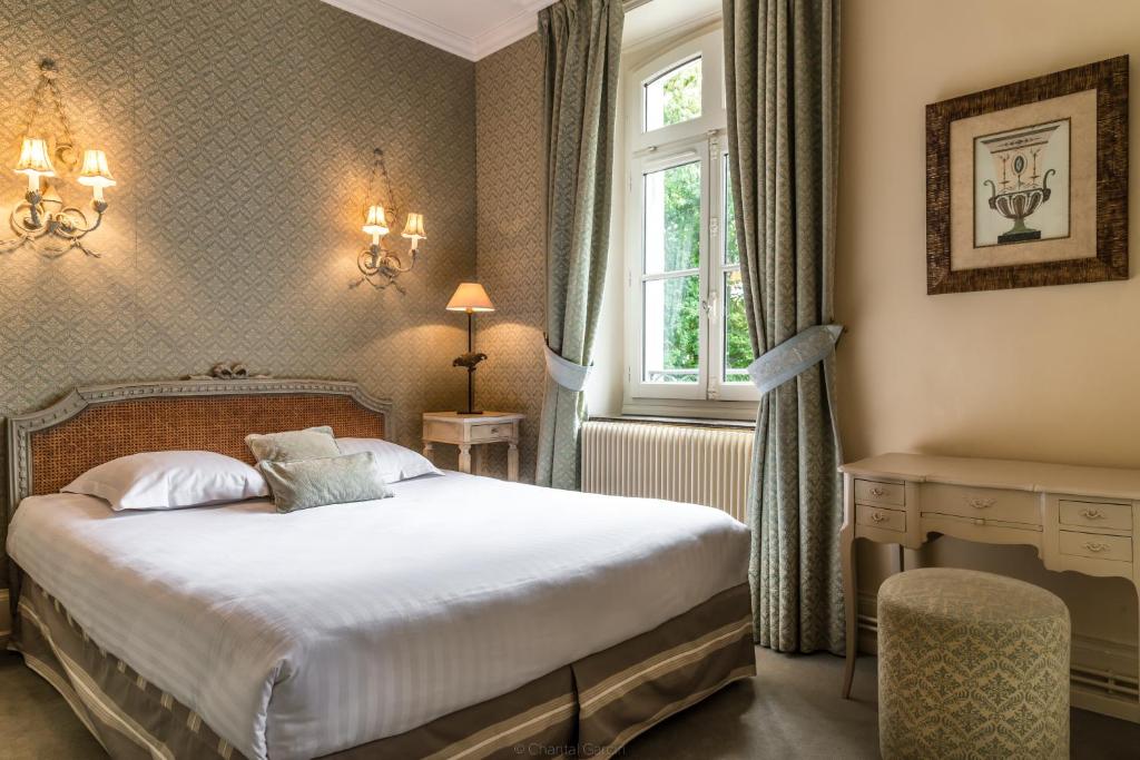 Postel nebo postele na pokoji v ubytování Hôtel Château Cléry
