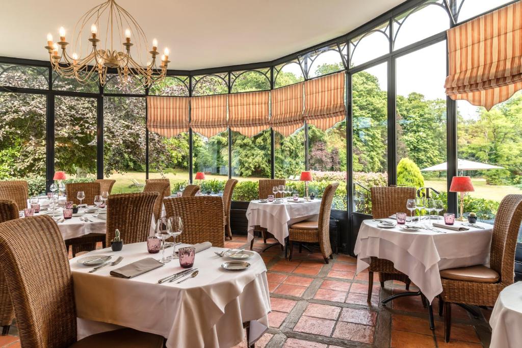 Restaurace v ubytování Hôtel Château Cléry