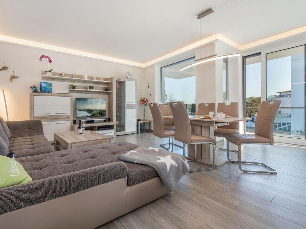 ein Wohnzimmer mit einer Couch und einem Tisch in der Unterkunft Villa Vogue Wohnung Nr. 11 in Binz