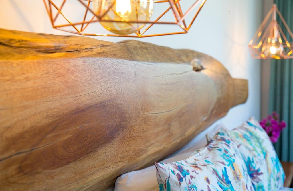 a wooden table sitting on top of a couch at Fortuna in Los Caños de Meca