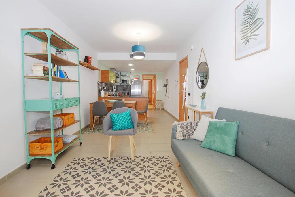 uma sala de estar com um sofá e uma mesa em Petit niu · Petit niu · Apartamento AC - 3 min de la playa em Vilassar de Mar