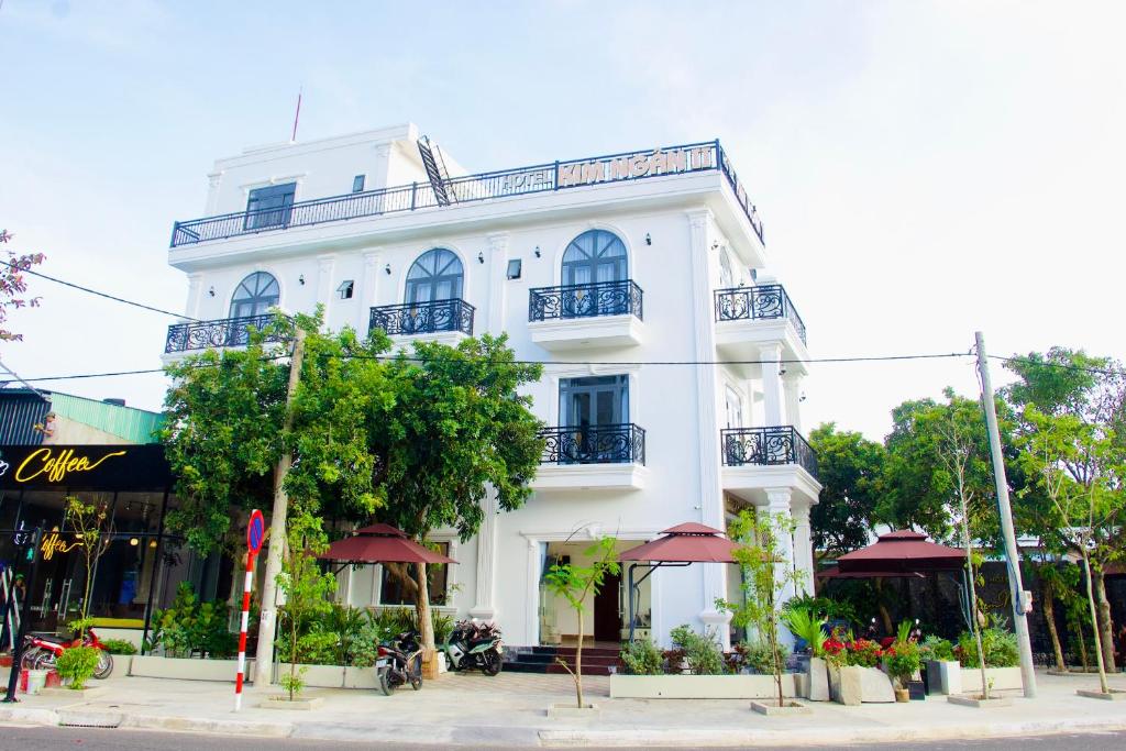a white building on the corner of a street at Kim Ngân II hotel in Con Dao