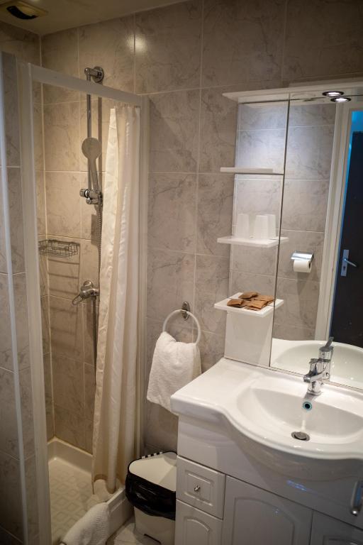 Lyo Hôtel - Centre Lyon Perrache - Resim 40