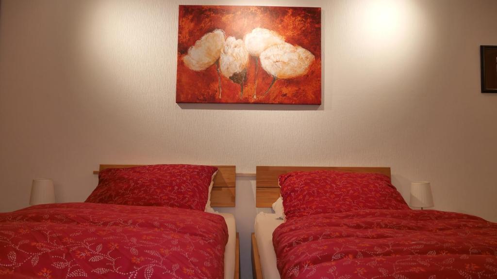 ein Schlafzimmer mit 2 Betten und einem Wandgemälde in der Unterkunft Ruhiges Apartment Nürnberg Süd Ost - Nähe Messe - mit Wallbox in Nürnberg