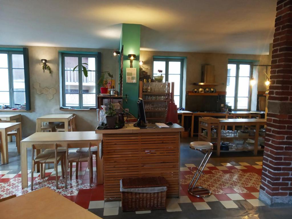 Restaurace v ubytování La Maison Rouge - Backpacker Hostel