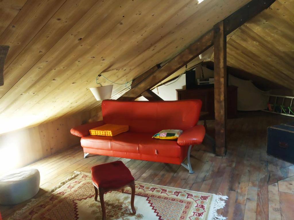 Posezení v ubytování La Maison Rouge - Backpacker Hostel