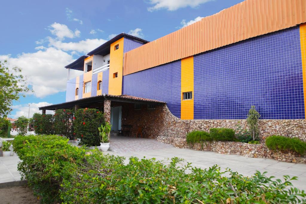 Pousada Agreste Water Park في كاروارو: مبنى بالواجهة الزرقاء والاصفر