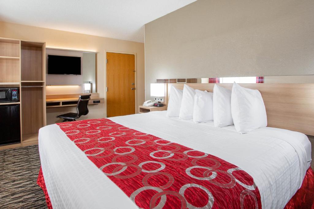 Microtel Inn & Suites by Wyndham Charleston photo