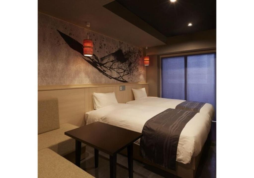 1 dormitorio con cama, mesa y sofá en Sakura Sky Hotel - Vacation STAY 18444v, en Tokio