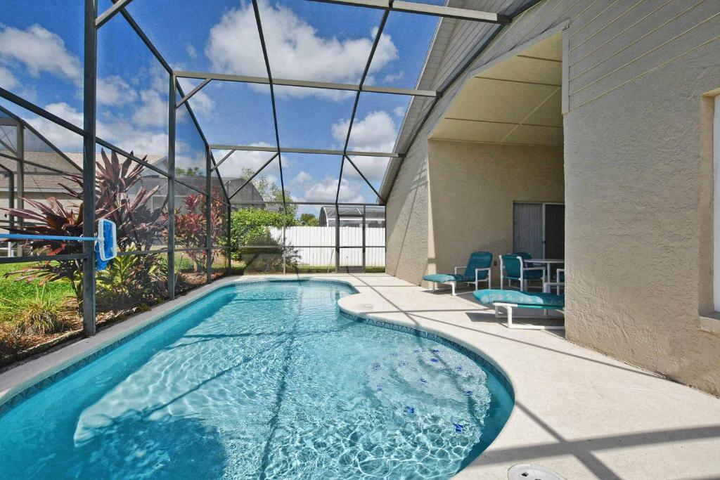 una piscina en medio de una casa en Indian Ridge - 4 Bedroom Pool Home- 2408IR, en Orlando