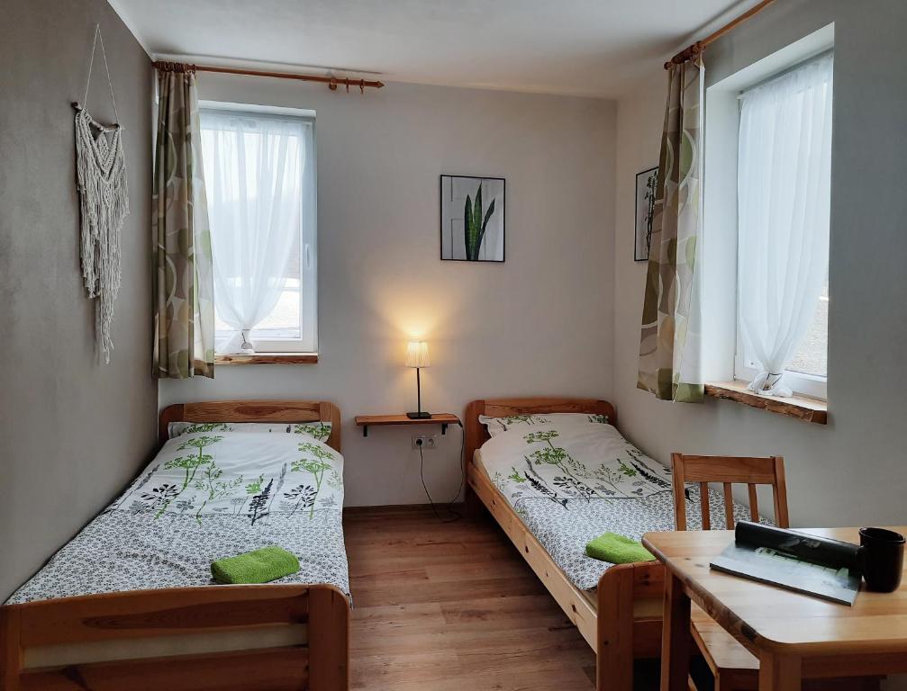 En eller flere senge i et værelse på Gospodarstwo Gościnne Księżycówka