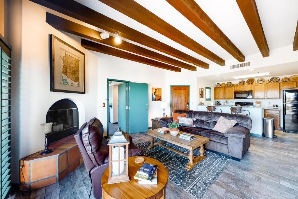 een woonkamer met een bank en een tafel bij Starr Pass Golf Casita in Tucson