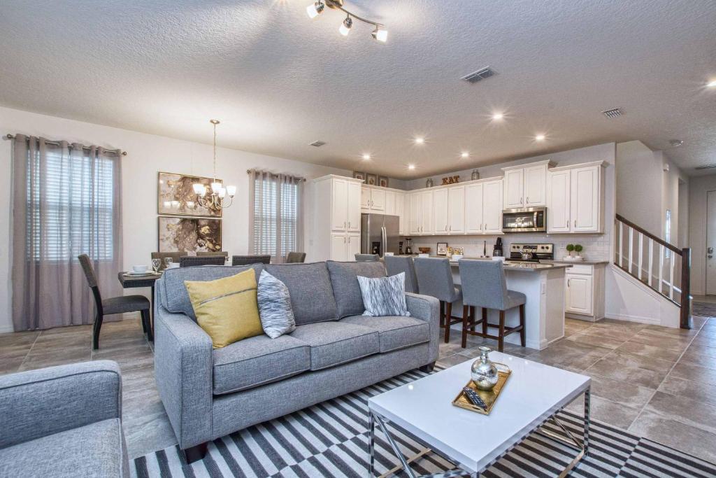 A cozinha ou cozinha compacta de 5 Bedrooms Townhome W- Splashpool - 8205Sa