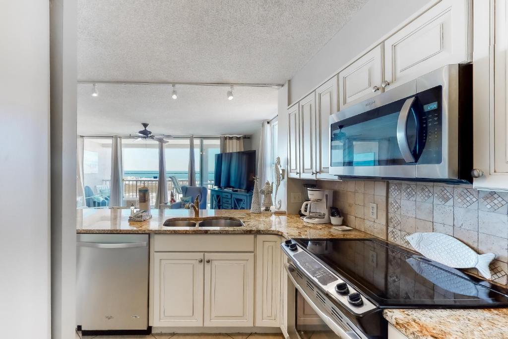 Kuchyň nebo kuchyňský kout v ubytování Magnolia House at Destin Pointe III