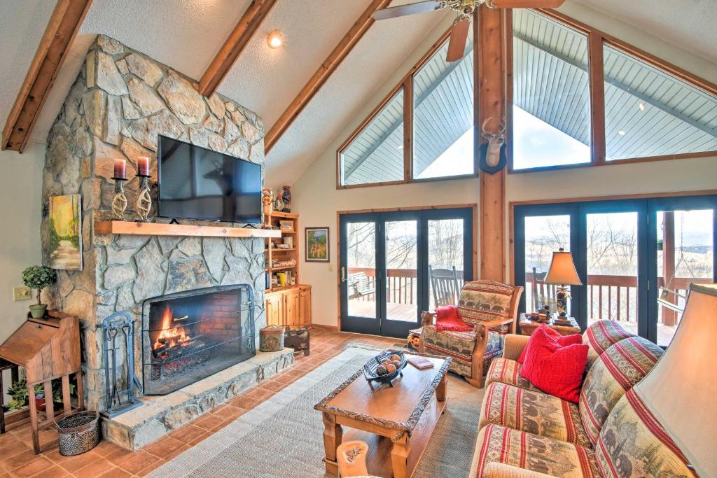 Gallery image of Home with Spacious Deck, BBQ, Game Room and Lake Views in Hiawassee