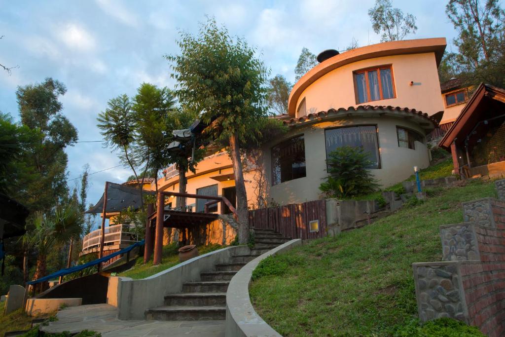 ein Haus auf einem Hügel mit Treppe davor in der Unterkunft La Pasarela in Tarija