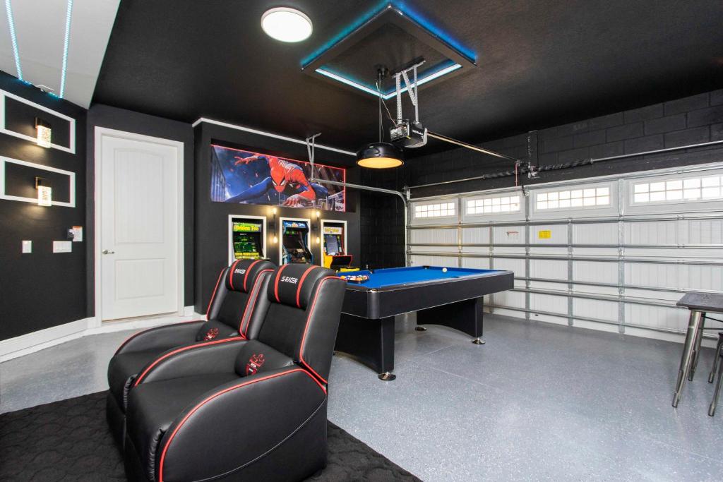 uma sala de jogos com mesa de bilhar e consolas em Beautiful Themed Single Home with Private Pool and Game Room EC0405 em Orlando