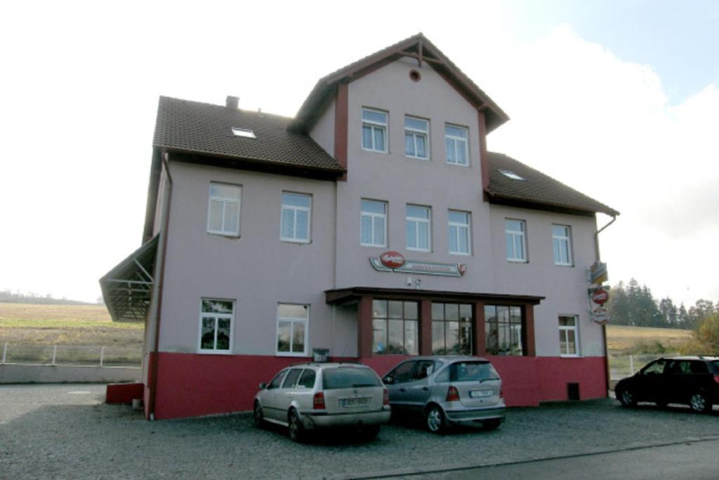 two cars parked in front of a building at Kájovská hospoda in Kájov