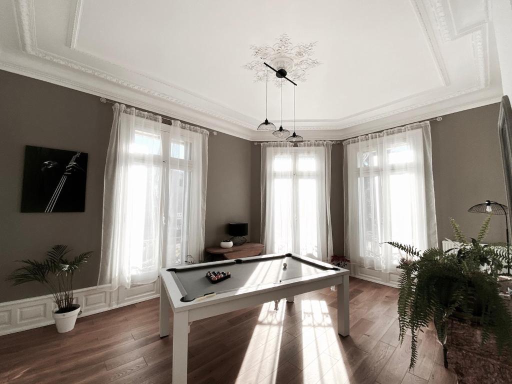 TV a/nebo společenská místnost v ubytování La Domitia - Maison d'hôtes, massages & bien-être