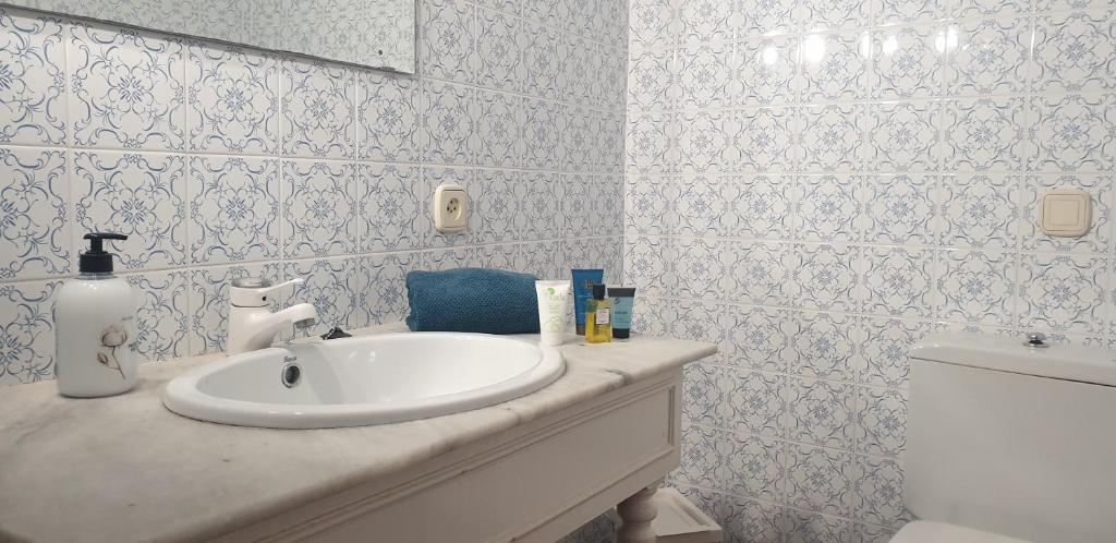 Kúpeľňa v ubytovaní Casa única con jardín a 45 metros de la playa. BE
