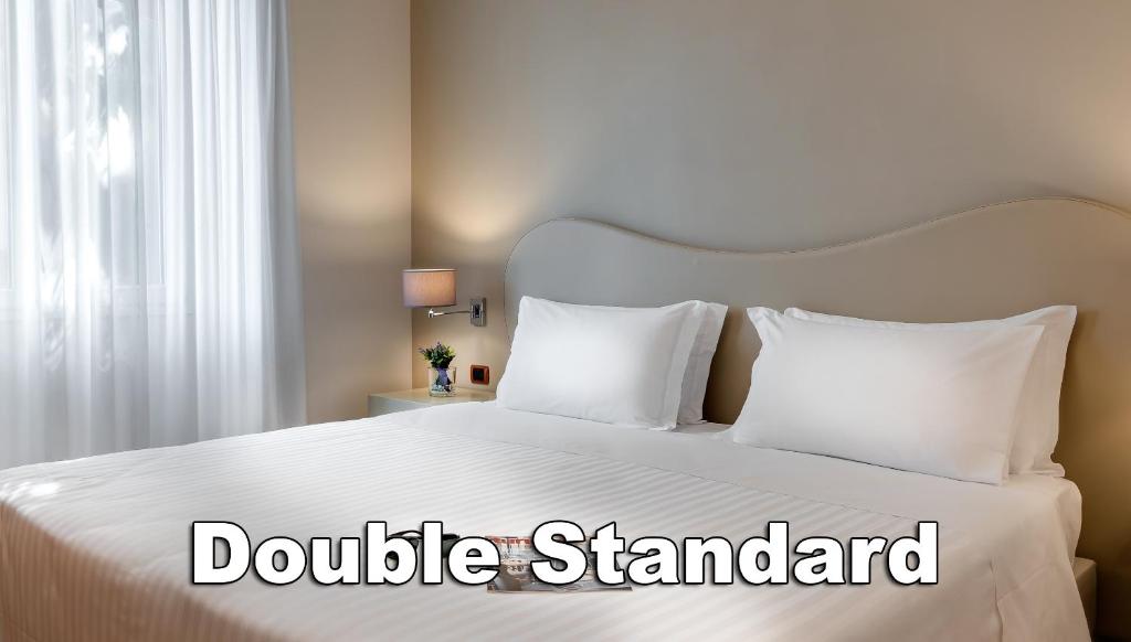 A bed or beds in a room at Hotel La Fortezza