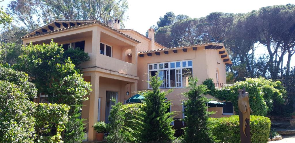 Vonkajšia záhrada v ubytovaní Casa única con jardín a 45 metros de la playa. BE