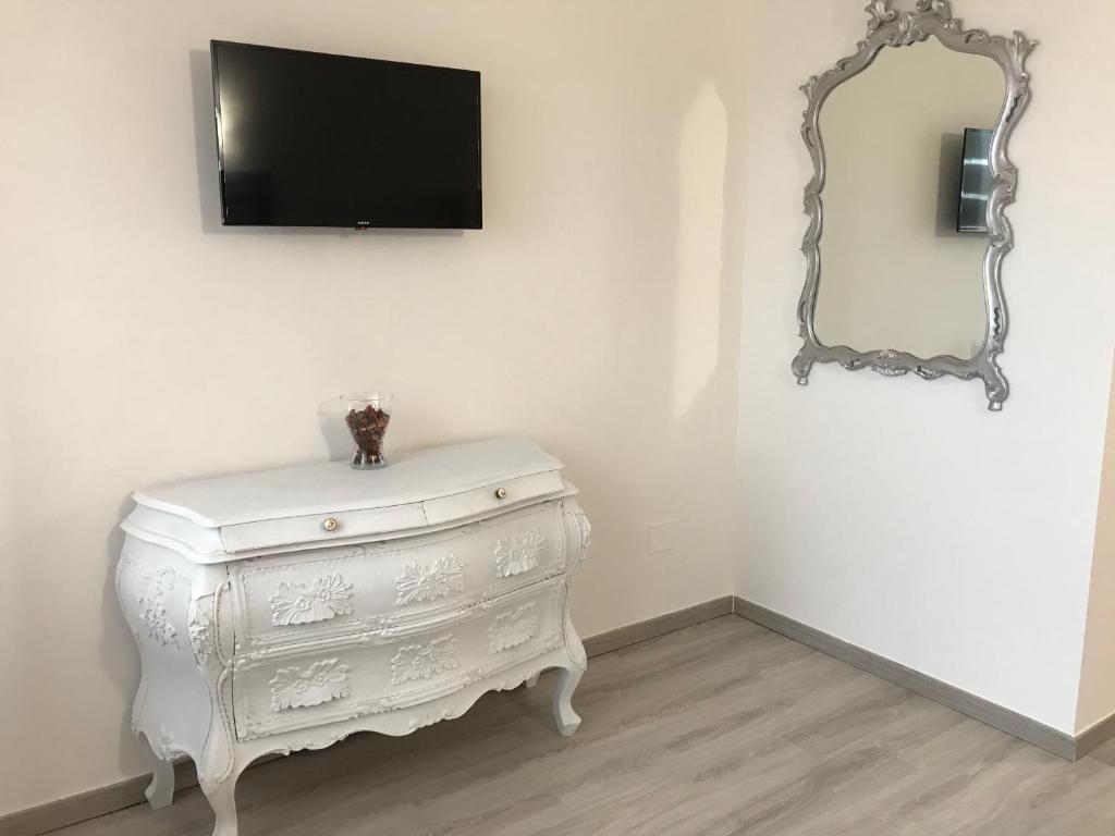 Televízia a/alebo spoločenská miestnosť v ubytovaní ATTICO LIVORNO Bed & Relax