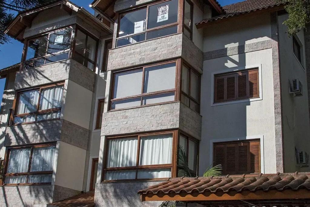 un gran edificio con ventanas y techo en LOCAR-IN GRAMADO Residencial Siena Centro, en Gramado