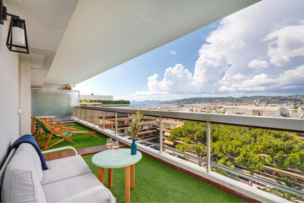 a balcony with a view of the city at Coup de coeur! Vue mer! Terrasse dangle! in Antibes