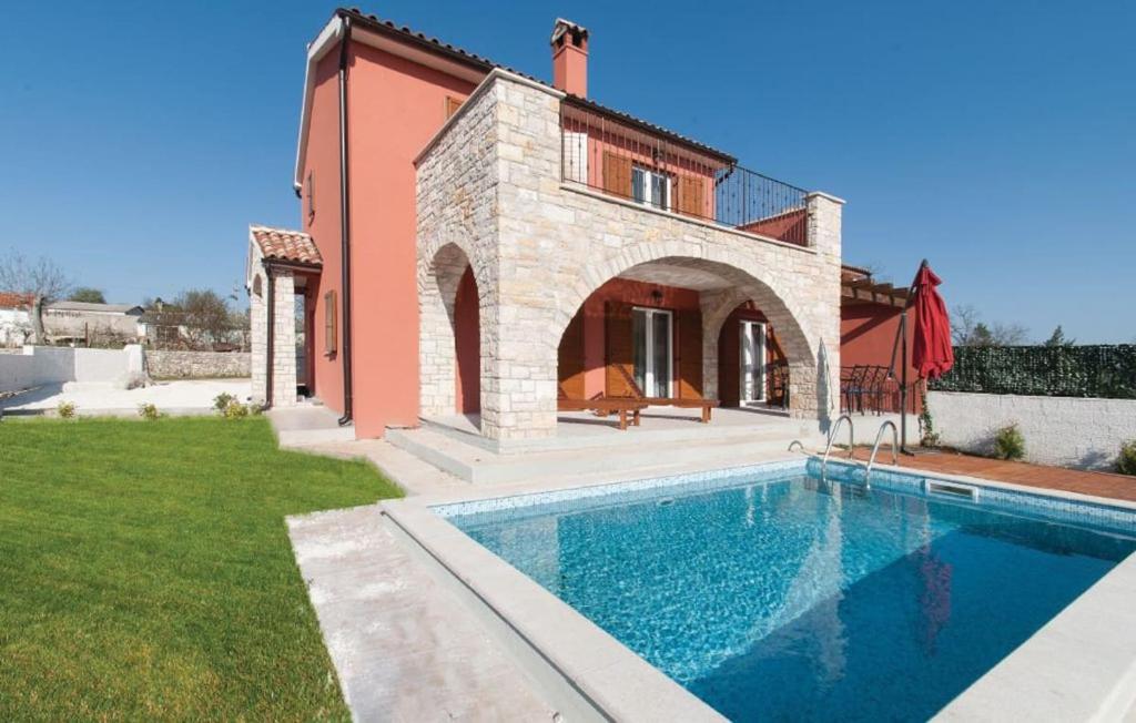 Villa con piscina frente a una casa en Villa Kontesici 12 en Gradina