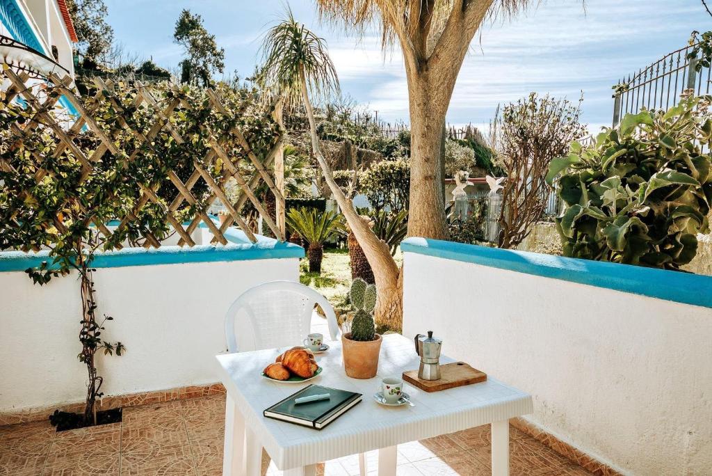 The swimming pool at or close to Appartamenti Ischia Casa Don Peppe