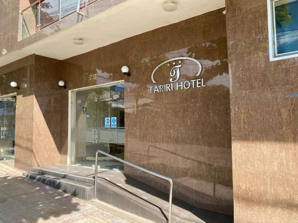 un panneau d'hôtel sur le côté d'un bâtiment dans l'établissement Tariri Hotel, à Pucallpa