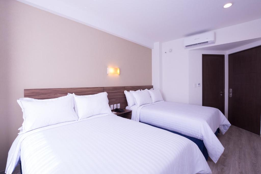 Postel nebo postele na pokoji v ubytování Crown Victoria Hotel