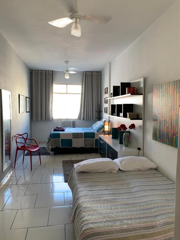 1 dormitorio con 1 cama grande en una habitación en Copa apt°/ 1Qd da Praia bela vista, en Río de Janeiro