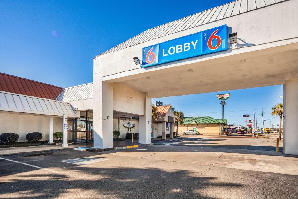 a lucky gas station with a sign on it at Motel 6-Florence, SC in Florence