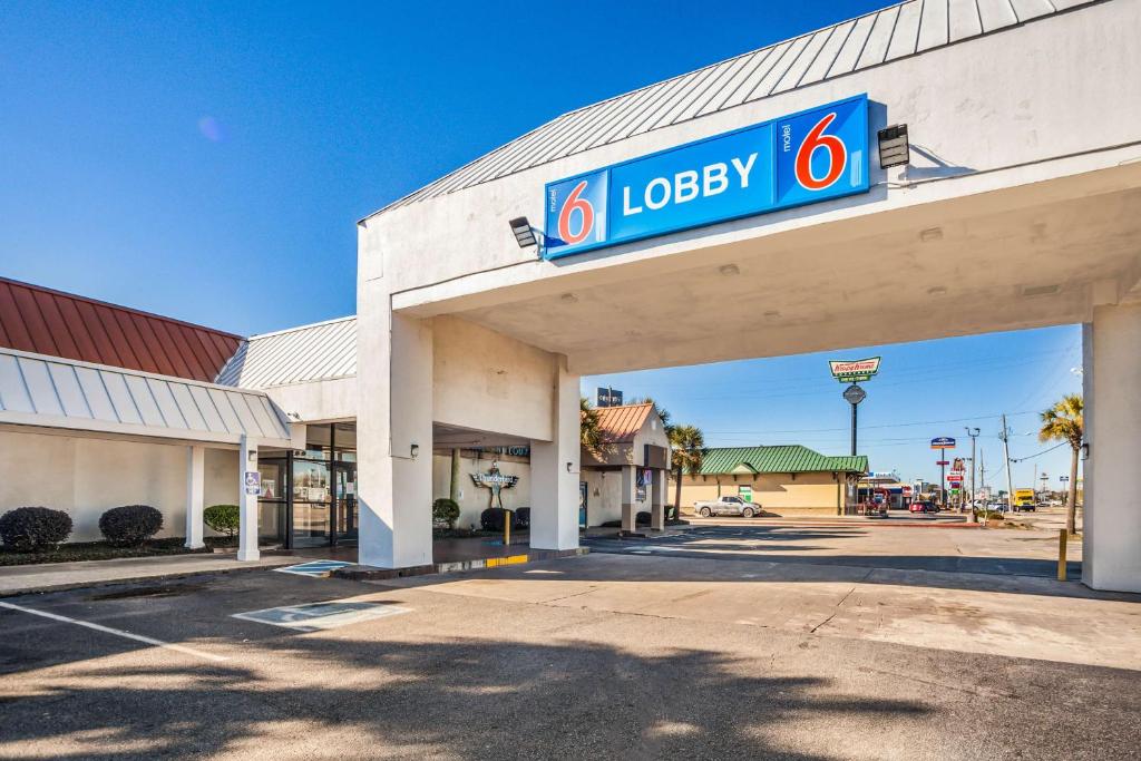 un distributore di benzina fortunato con un cartello sopra di Motel 6-Florence, SC a Florence